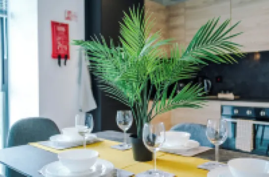 Modern Luxury Apartment in Old Trafford, Balcony, Sleeps 6