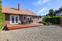 Charming 2-bedroom bungalow in Santa Paula with WiFi, AC Hotels in Santa Paula