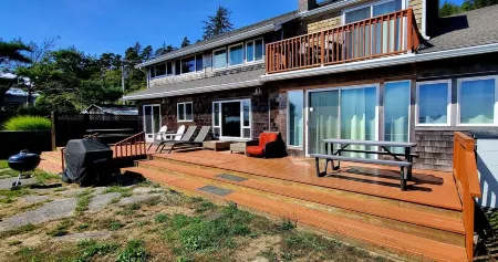 125' Beachfront Bliss, Private Beach Access, Firepits, crabbing, clamming - wow! Отели в г. Нетартс