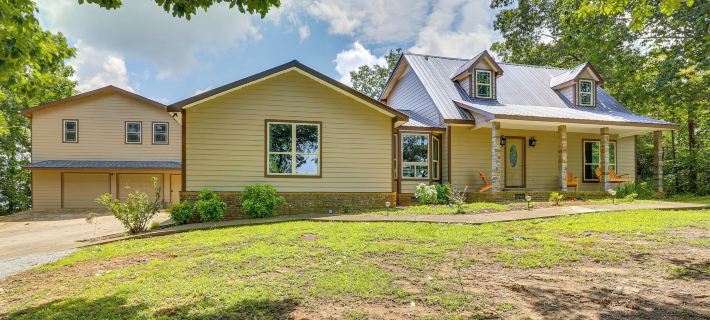 Mtn-View Gem: Flat Rock Retreat w/ Deck & Grill! Ξενοδοχεία στην πόλη DeKalb County
