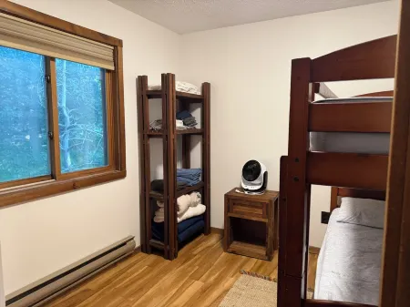 Charming 3-bedroom house in Saw Creek private Community in the Poconos.