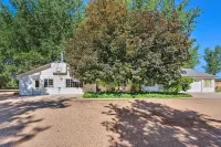 Caldwell Country Home on Quiet Acreage - Pet-friendly