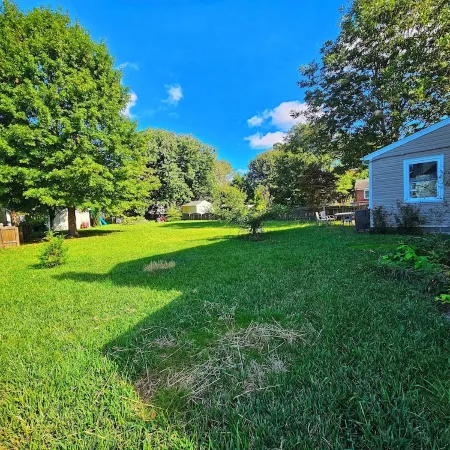Family friendly in Hampton with huge yard, dog park, and 2 blocks from the bay