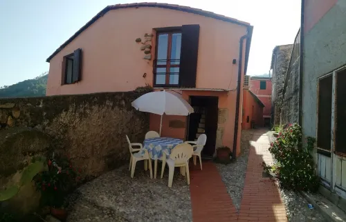 Typical Ligurian house on two floors with a beautiful view over Levanto valley