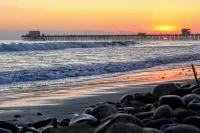 Oceanside Home w/ Yard - Walk to Beach & Pier - Homestays