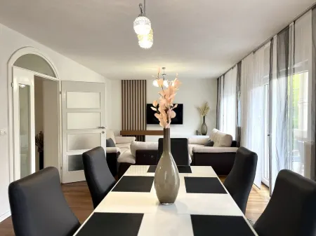 Modern urban villa in a quiet location - 5 minutes from the nature park Отели рядом с достопримечательностью «Vrelo Bosne»