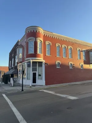 Stylish 2-bedroom apartment with WiFi, AC in fabulous downtown French Lick