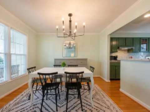 Pet-friendly, freshly renovated, 2 bd/2.5 bath townhome in Decatur! Hotels in Decatur