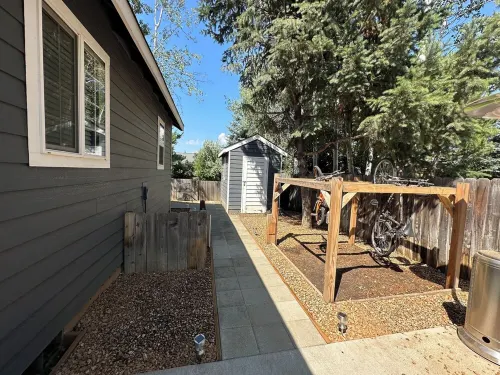 Cozy Queen, Private Bathroom and Entryway
