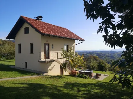 Charming cottage with beautiful view and hot tub