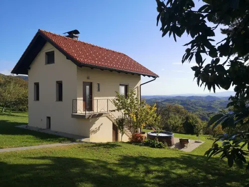 Charming cottage with beautiful view and hot tub Hotels in Pavlova Vas