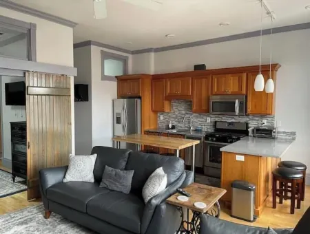 Historic Market St Apartment