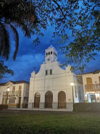 ¡Casa turística colonial con piscina privada en la rivera del río Cauca! Отели в г. Херико