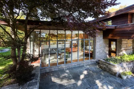 Peaceful Getaway Cottage on grounds of historic mid-century gem Отели рядом с достопримечательностью «Tougas Family Farm»