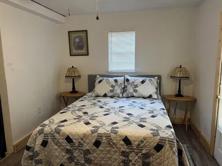 Charming private 2-bedroom cottage in  Texarkana with WiFi, AC and peacocks!