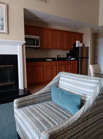 Cozy 2-bedroom condo with AC, fitness room in charming Westbrook. Oceanfront,