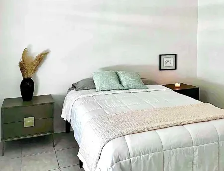 Cozy 2-bedroom apartment in lovely Edinburg with WiFi, AC