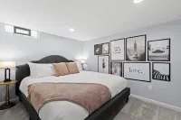 Private Heated Pool, Firepit, Walk to Parks + Eats Hotels in Clawson