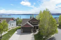 Lakeside Haven, a cozy and relaxing home that sleeps 24 with pool/hottub access!