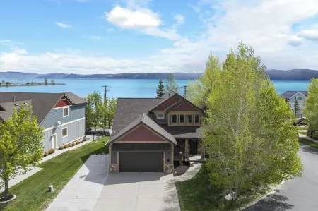 Lakeside Haven, a cozy and relaxing home that sleeps 24 with pool/hottub access!