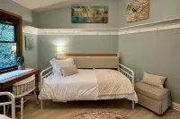 ROUNDHOUSE in the trees, deck, grill, fireplace, creek, dog Friendly, game room