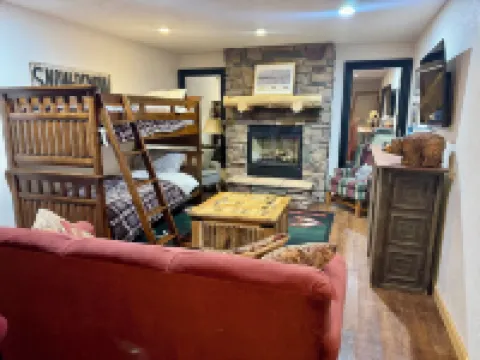 Stunning 4-bedroom cabin in Angel Fire, close to skiing and golf