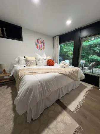 Boho Chic Private Home in the Heart of Westport CT Отели в г. Вестпорт