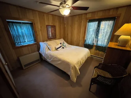 Lake house on Lake Memphremagog Отели в г. Дерби