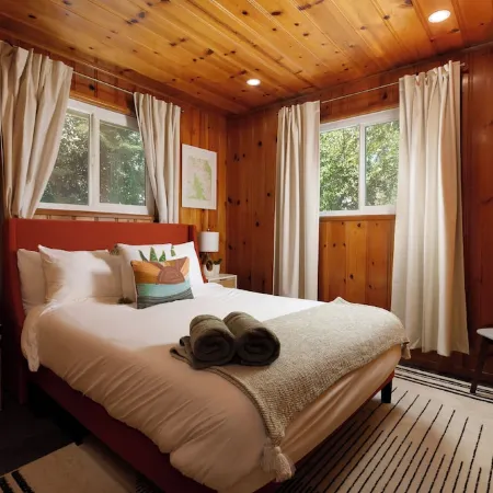 Serene 2 Bed 2 Bath Cabin with Hot Tub Nestled in San Bernardino Mountains