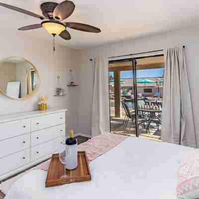 Heated Pool & Hot Tub ! Epic Game Room & Parking! Near Downtown! Rooms
