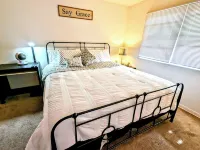 OpulentUrban Retreat: Luxe Living 마쥬스키 메트로 공원 주변 호텔