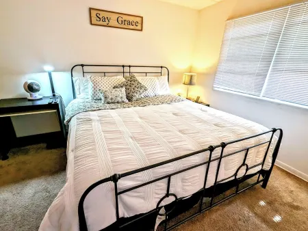 OpulentUrban Retreat: Luxe Living Отели рядом с достопримечательностью «Парк Мажевски Метро»