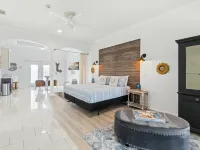 Spacious Downtown Cocoa Village Estate 1 with River Views! 코코아 호텔