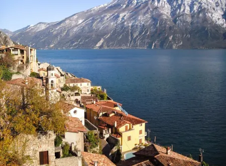 Bungalow for exclusive use with unobstructed lake view and shared use of the pool