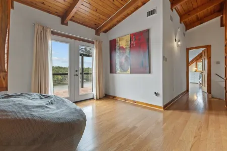 3-bedroom house on Lake Catherine in marvelous Hot Springs with hot tub and gym