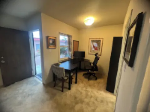 Charming centrally located 1-bedroom apartment. Great live/work space.