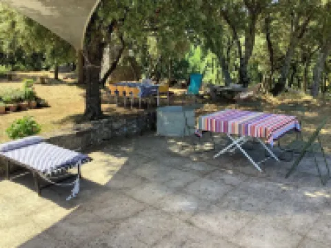 Charming country house, all comforts, pets welcome, 3 km from Ménerbes. Hotels in Menerbes