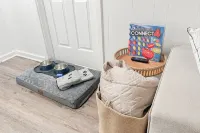 Cozy 1BR w/ King Bed, Pets OK, Walk 2 Food+Shops Hotels in Frisco