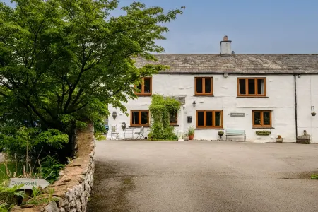 lake district - hot tub, pet friendly, enclosed garden