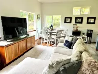 Charming 2-bedroom house in peaceful Keaau with WiFi, AC ハワイアン・パラダイス・パークのホテル