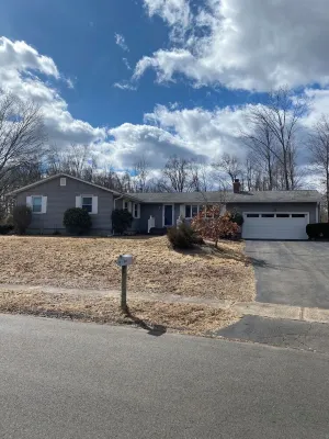 Cozy Modern 4Br Retreat on 1.5 Private Acres Near Yale & Trails Hotels in Hamden