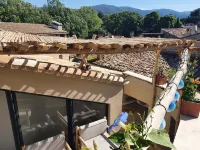 L'exquishette Un nid sur les Toîts de Lourmarin Hotels in Lourmarin