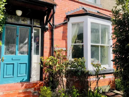 Llangollen Art Deco Townhouse 4 bed with roll top bath and wood burner Отели в г. Лланголлен