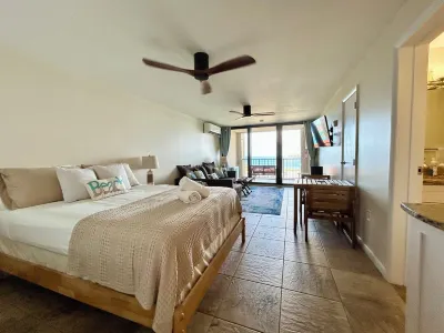 Oceanview Studio Condo in Sapphire Village - just a short walk to Sapphire Beach 聖託馬斯島附近的飯店