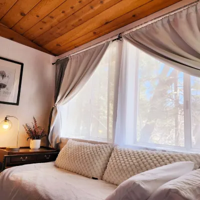 Cabin / hotub next to a Creek near Bass lake, 45/min to Yosemite south gate