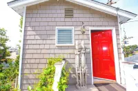 Charming Seashell Cottage in Heart of la Jolla Village, Walking Distance to All