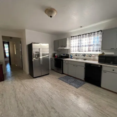 Centrally located spacious house in Valentine, 4 bedrooms, 5 beds, sleeps 8