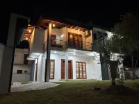 Welcome to your lakeside sanctuary, a picturesque 5-bedroom villa . 모라투와 호텔