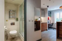 Students Only Straits Egham - 40 Mins to Waterloo - Direct Bus to Heathrow Hotels in Egham