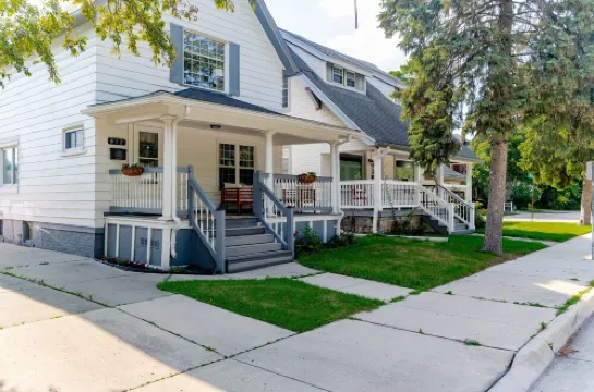 Cozy home in downtown Dearborn
